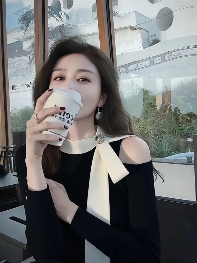 검정색 오프숄더 니트 스웨터 2025 가을 새로운 품격 명문 여성 그레이트 과소 평가 요리 한 스트랩 몸매 가꾸기 만나는 맨위 이미지 2