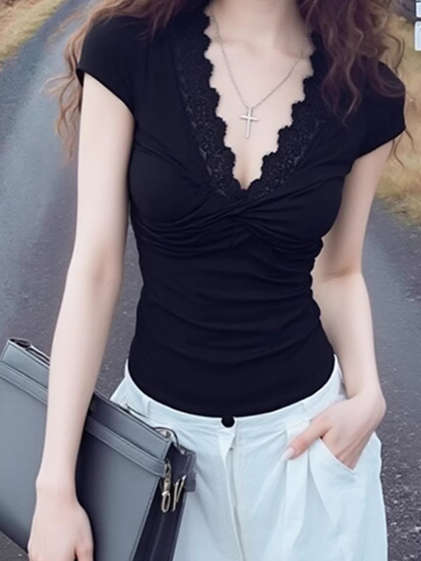이른 봄 한 부서 chic 작은 맨위 빛 요리 한 품격 고유 한 아름다운 자이언트 잘 생긴 몸매 가꾸기 검정색 레이스 측면 V넥 티셔츠 이미지 3