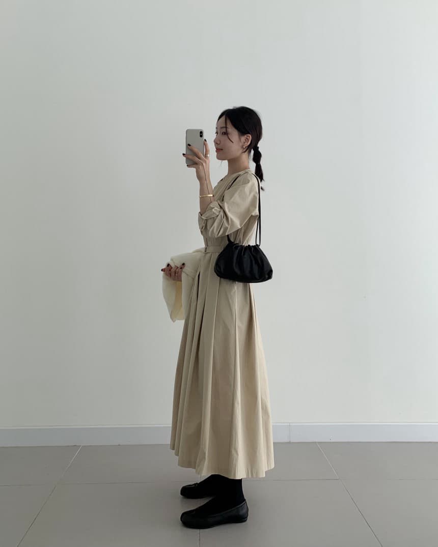 재고 있음 미니멀리즘 라운드 넥 레이스업 허리 수축 롱 코트 드레스 상세 이미지 9