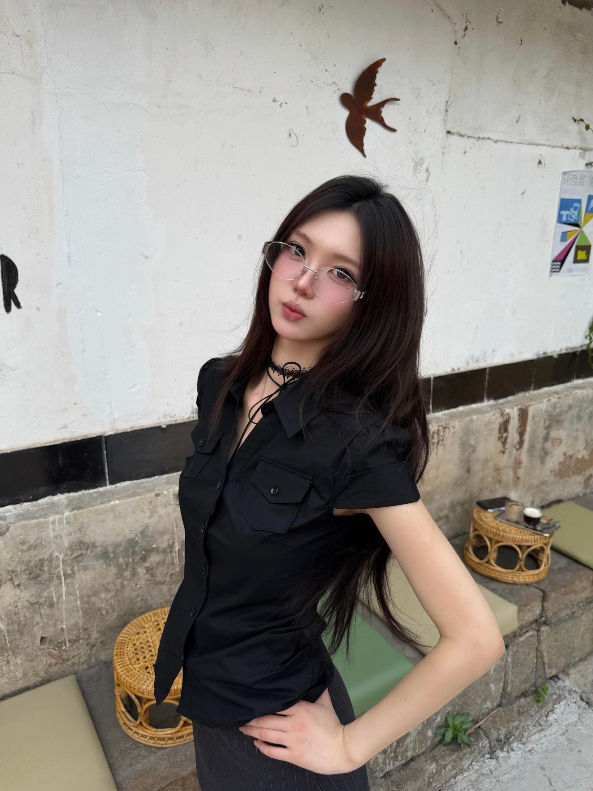 r 오리지널 검정색 한 부서 꼬집기 허리 몸매 가꾸기 슬림해 보이는 반팔 주머니 허리 수축 품격 셔츠 맨위 여성 여름 이미지 3