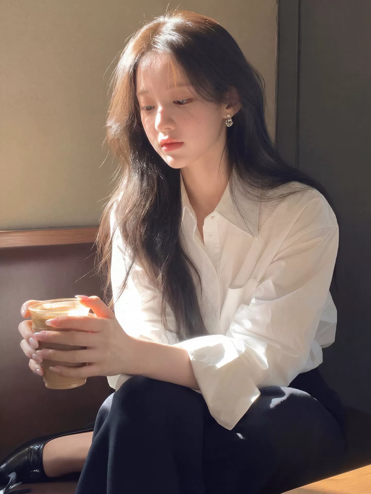 화이트 여성 셔츠 2026 봄 새로운 출퇴근 착용 잡아라. 의류 품격 긍정적 인 어깨 빛 럭셔리 고급 센스 루즈핏 셔츠 이미지 2