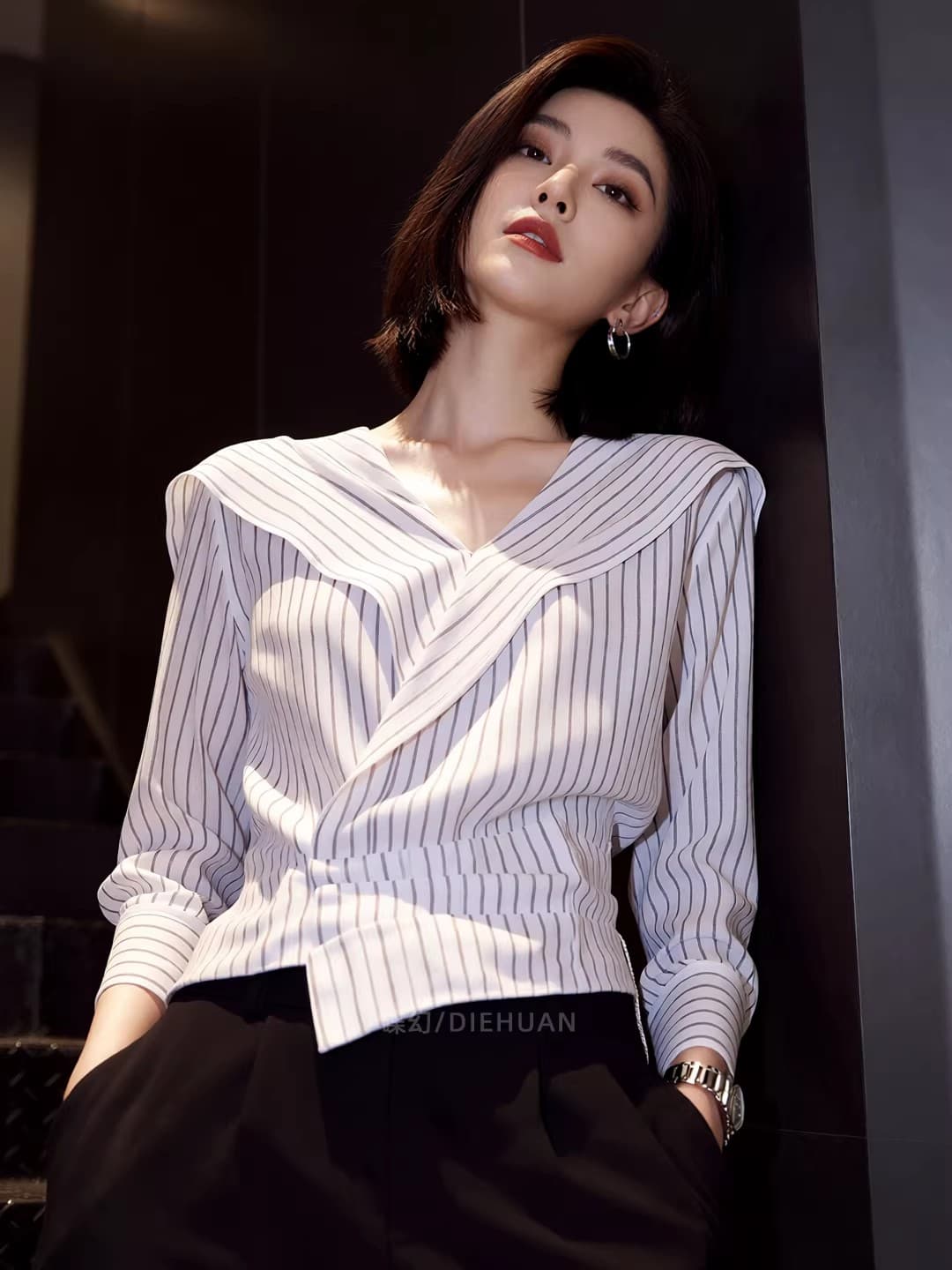2026 봄 새로운 빛 요리 한 바람 스트라이프 긴팔 여성 셔츠 V넥 허리 수축 세련된 슬림해 보이는 빅 사이즈 인사이드 잡아라. 의류 상세 이미지 1