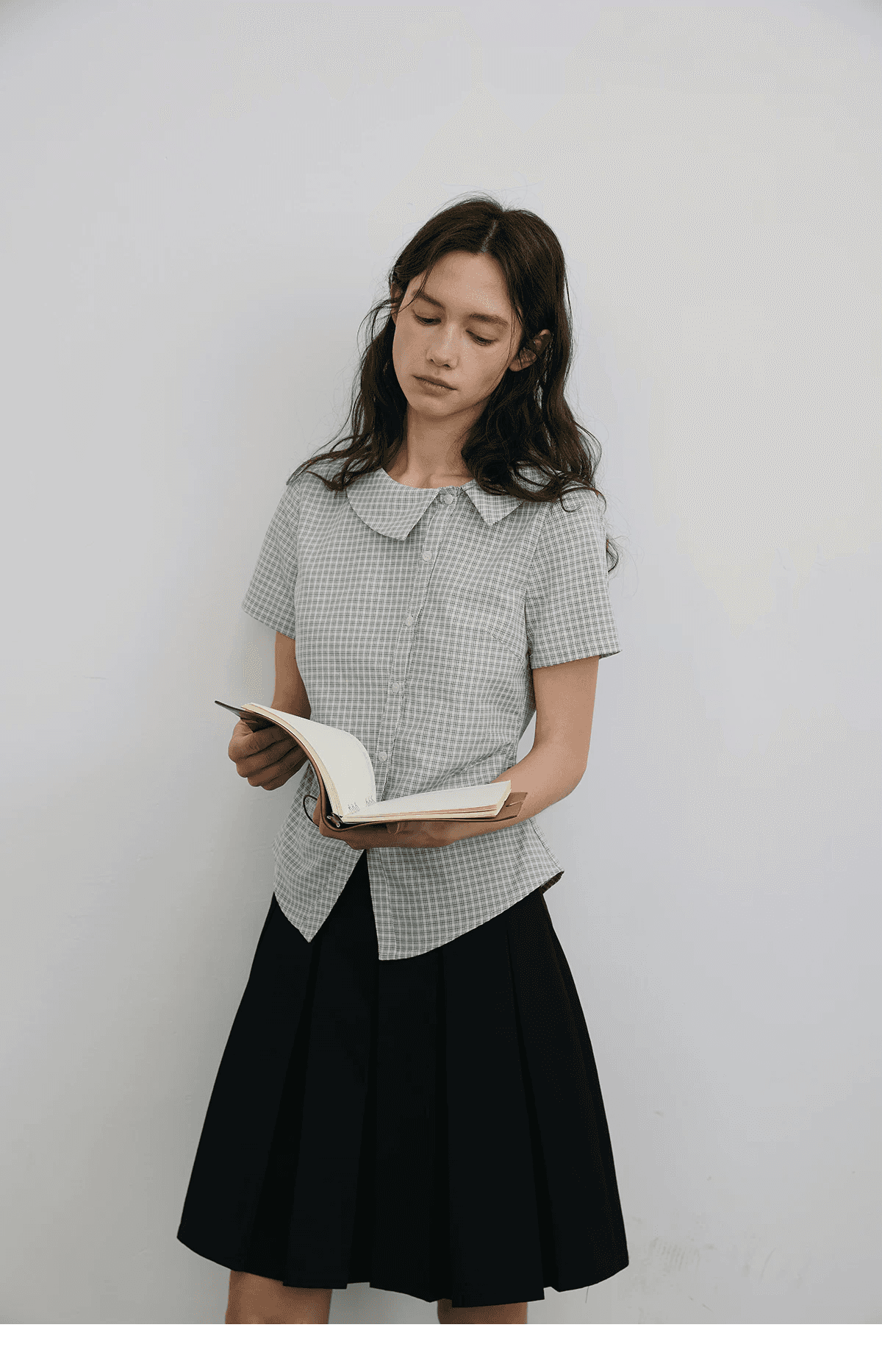 illbewell 학원 스타일 파란색 체크무늬 비대칭 폴로 칼라 아마 반팔 셔츠 상세 이미지 2