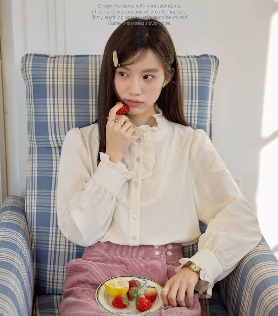프랑스식 달콤함 프릴 스탠드 칼라 곡선 분할 디자인 셔츠 이미지 4