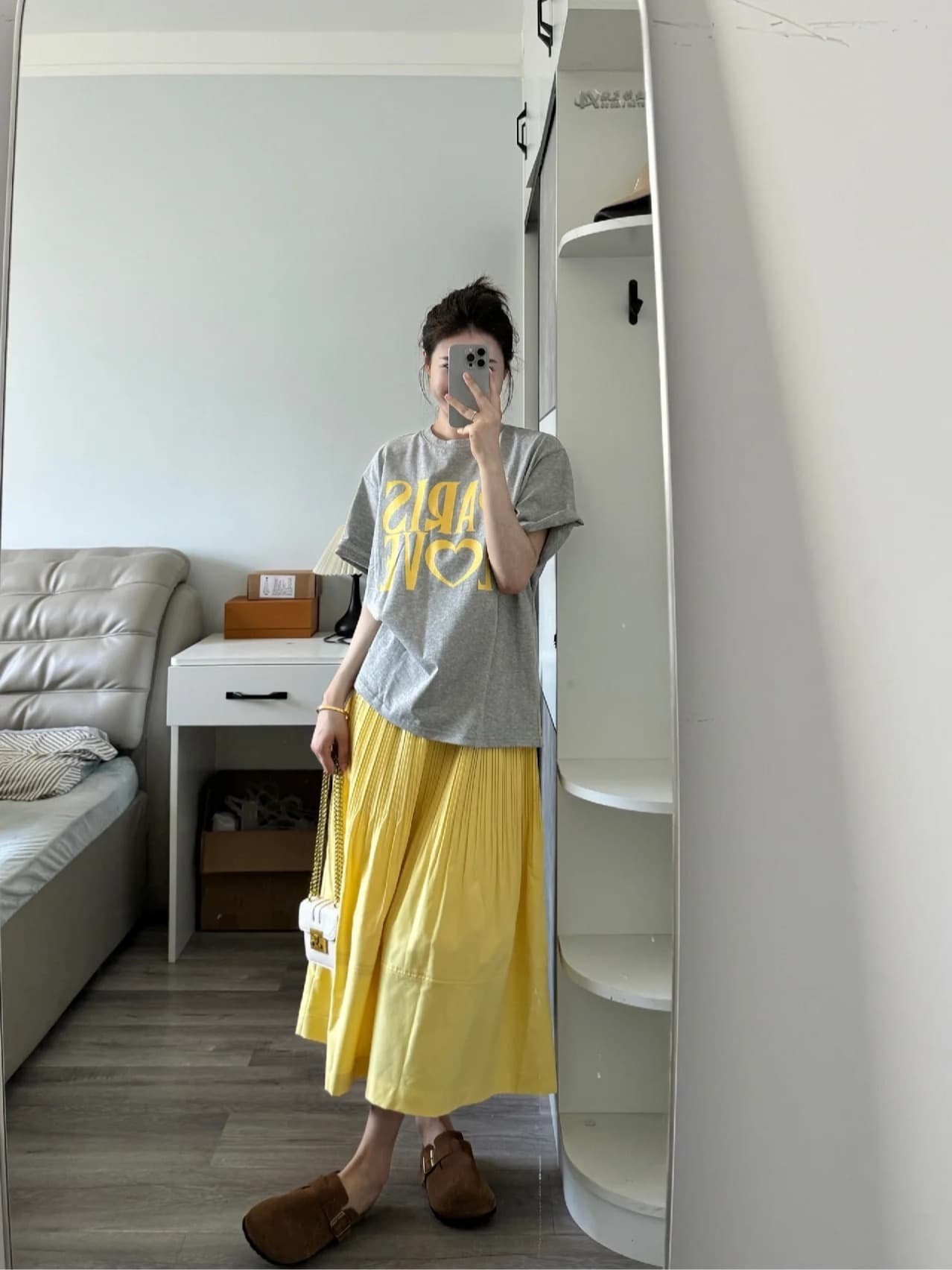 한국 스타일 회색 캐주얼 느긋한 바람 알파벳 프린트 반팔 티셔츠 여성 여름 도파민 황색 반 스커트 투피스 세트 상세 이미지 3