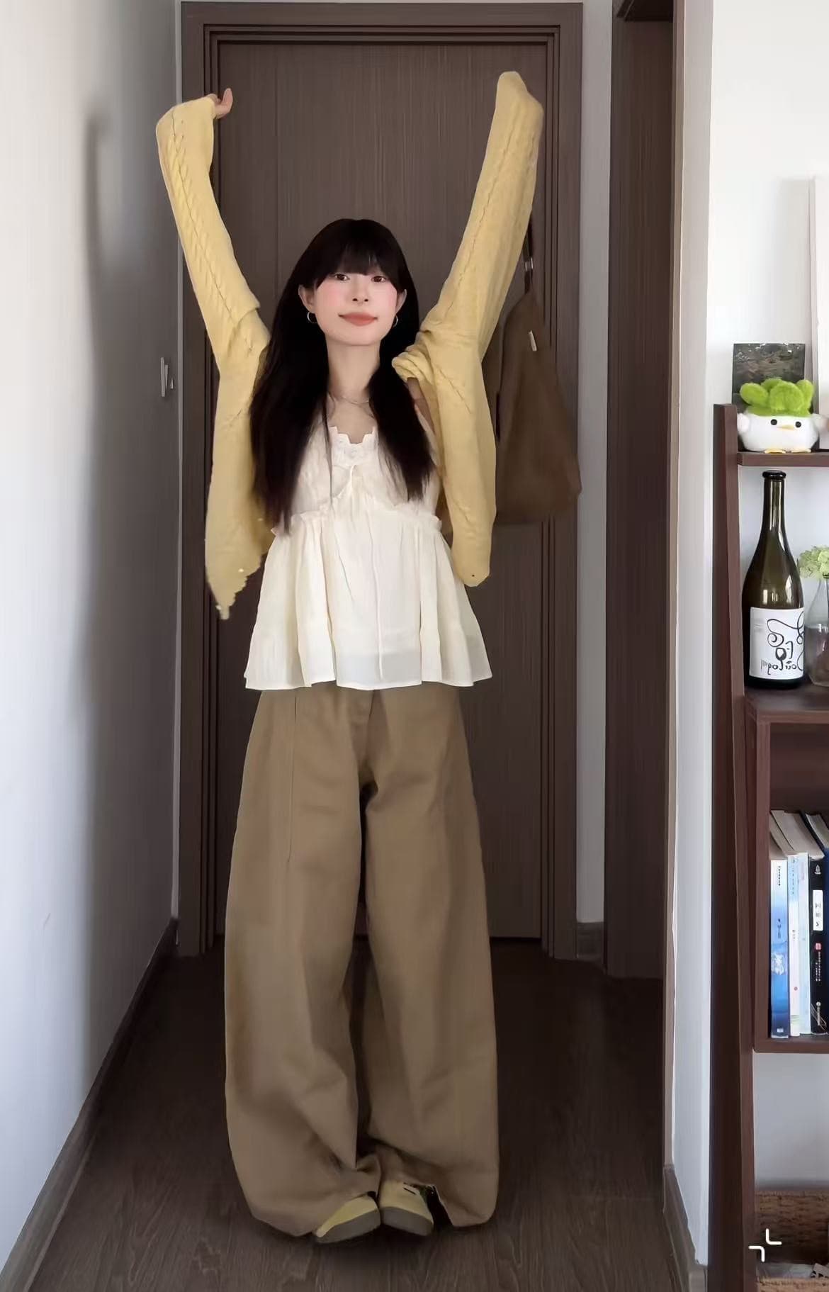 샤오홍 예약하기 폭발 봄 디스플레이 화이트 오픈 가디건 플러스 레이스 슬립 플러스 카키 와이드 레그 팬츠 세트 상세 이미지 1