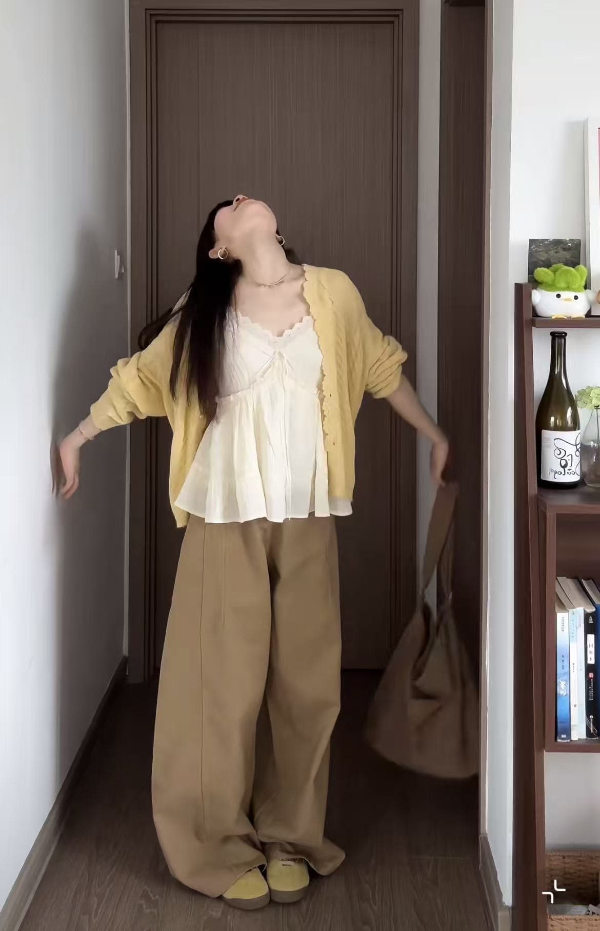 샤오홍 예약하기 폭발 봄 디스플레이 화이트 오픈 가디건 플러스 레이스 슬립 플러스 카키 와이드 레그 팬츠 세트 상세 이미지 2