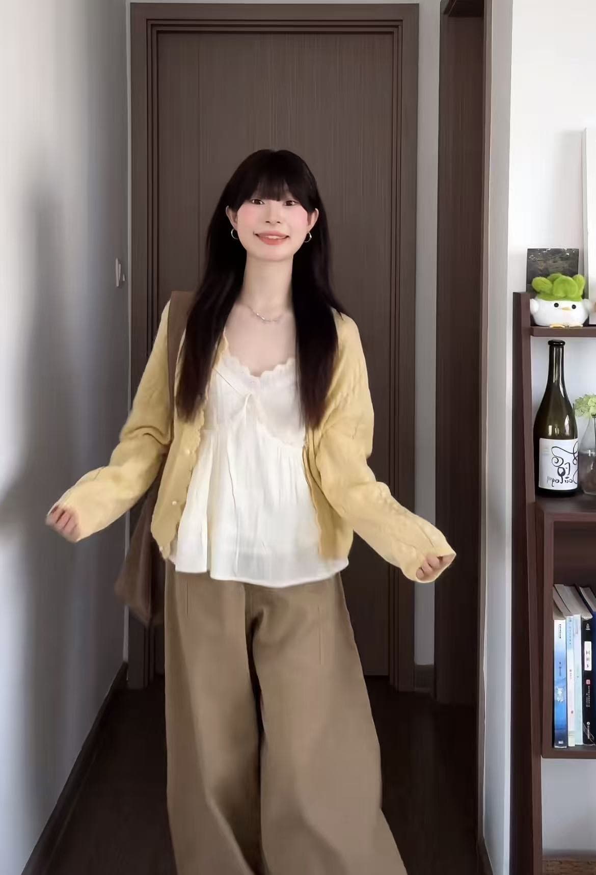 샤오홍 예약하기 폭발 봄 디스플레이 화이트 오픈 가디건 플러스 레이스 슬립 플러스 카키 와이드 레그 팬츠 세트 상세 이미지 3