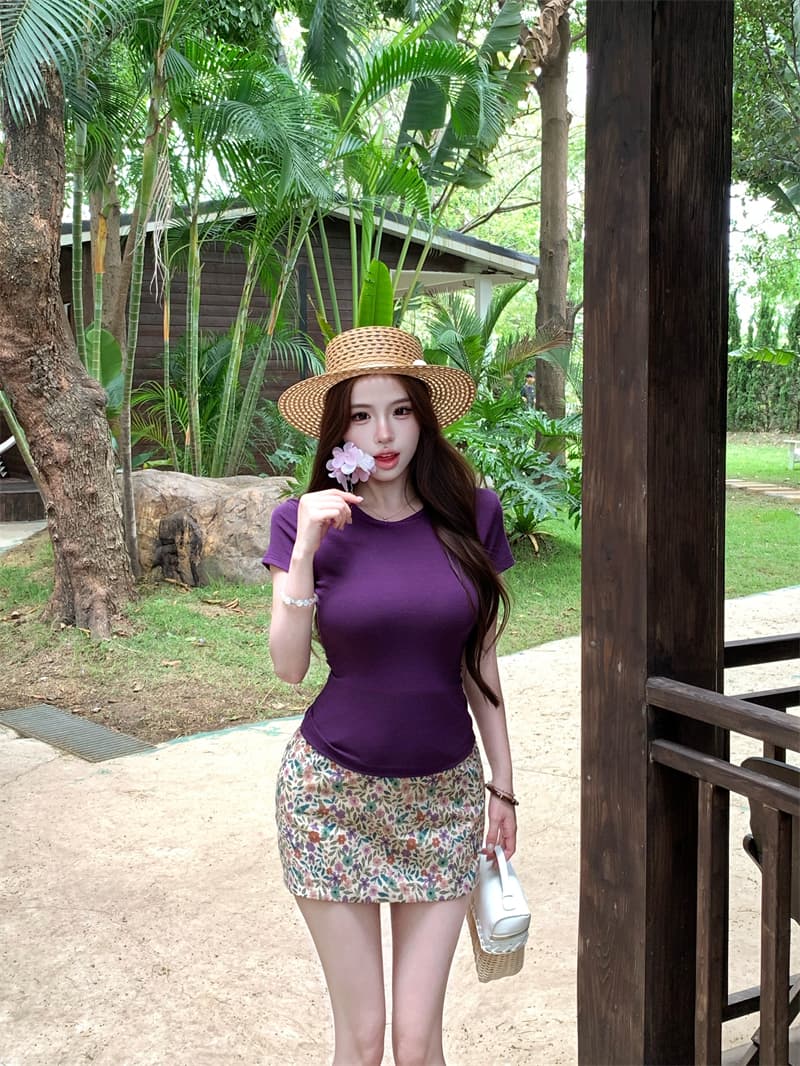 실사 정가 세련된 다용도 미니멀리즘 라운드 넥 긍정적 인 어깨 반팔 티셔츠 꽃무늬 슬림해 보이는 캐주얼 한 마디 미니 스커트 투피스 세트 이미지 4