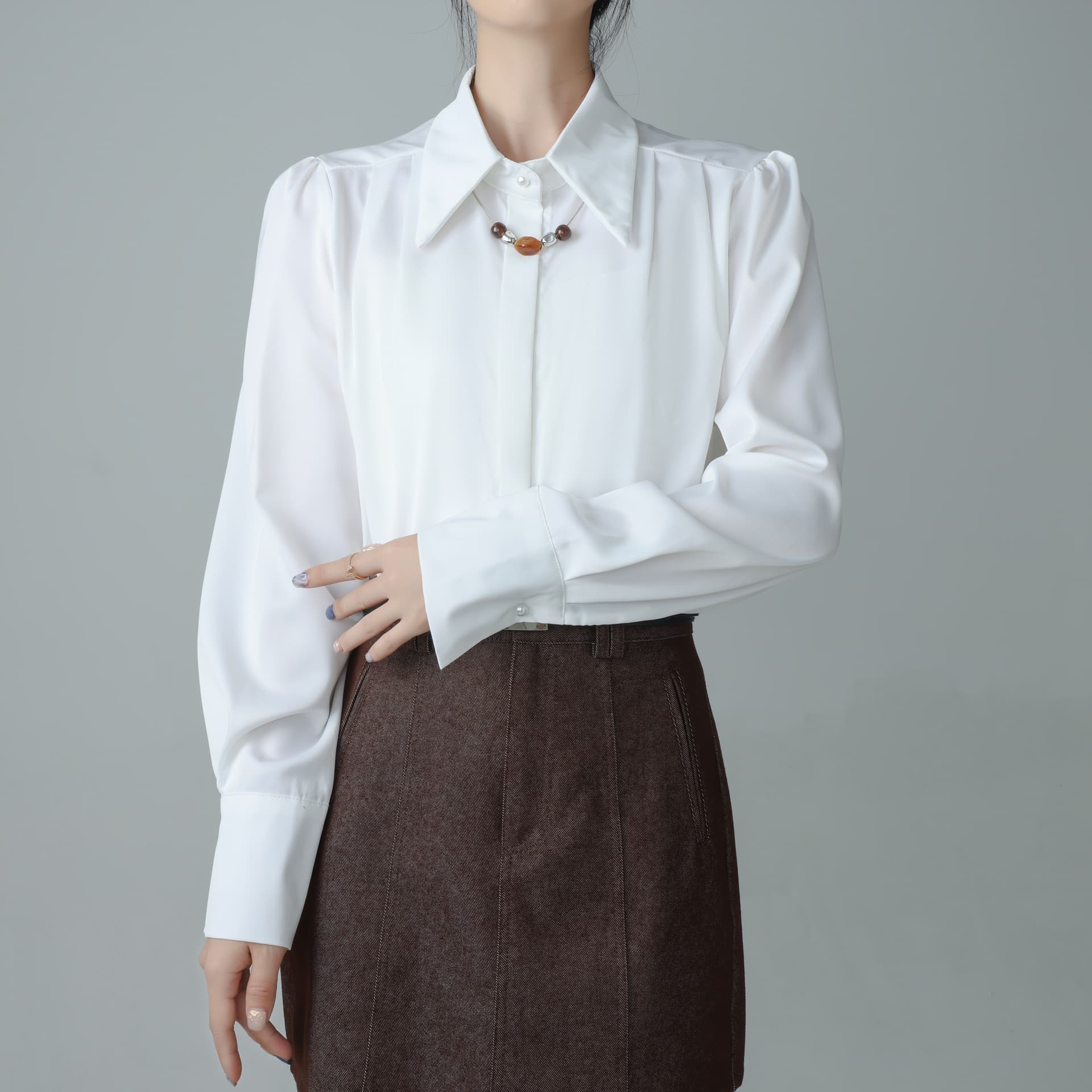 미니멀리즘 순수한 색상 시스템 펜던트 장식 폴로 칼라 거품 소매 스트레이트 루즈핏 셔츠 상세 이미지 3