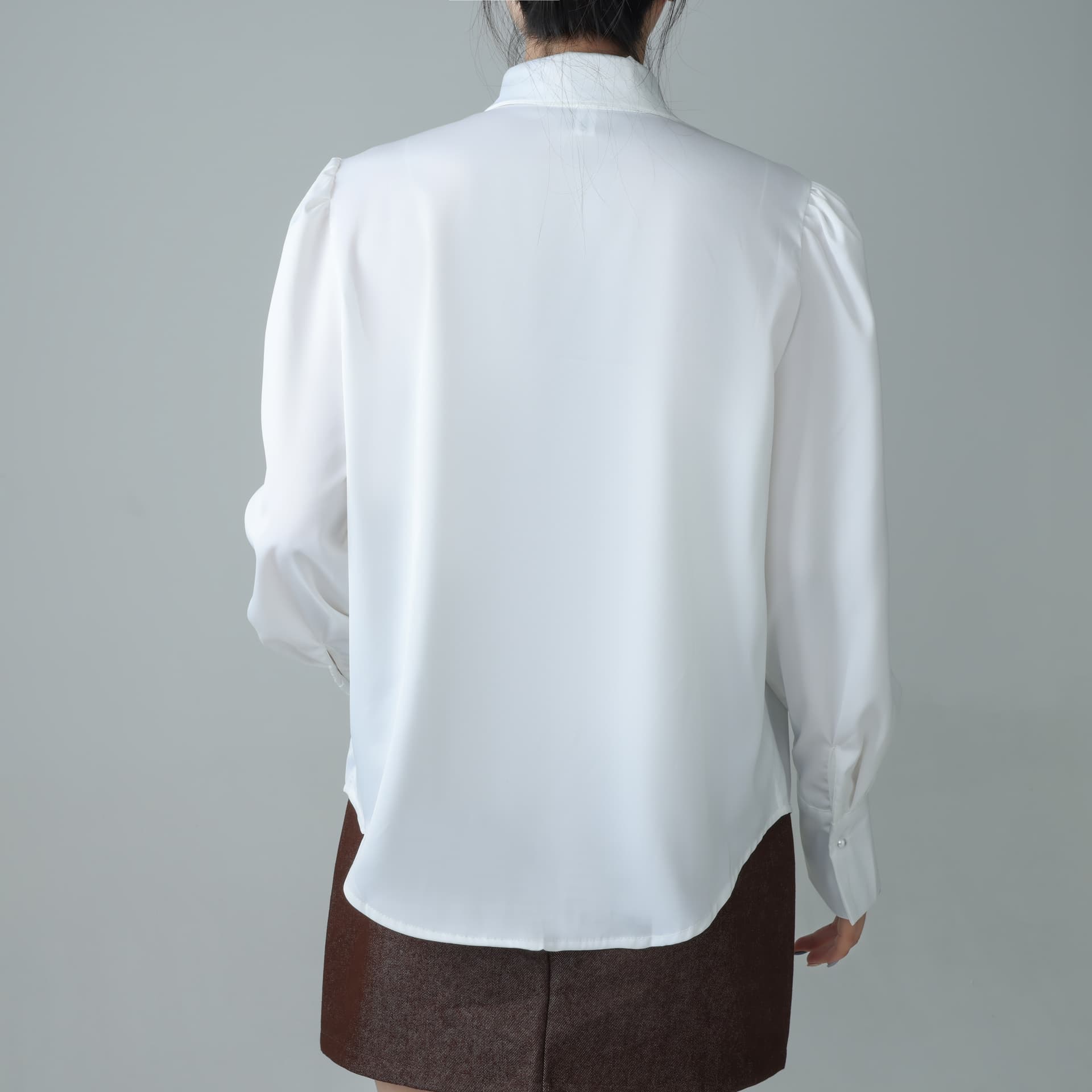 미니멀리즘 순수한 색상 시스템 펜던트 장식 폴로 칼라 거품 소매 스트레이트 루즈핏 셔츠 상세 이미지 5