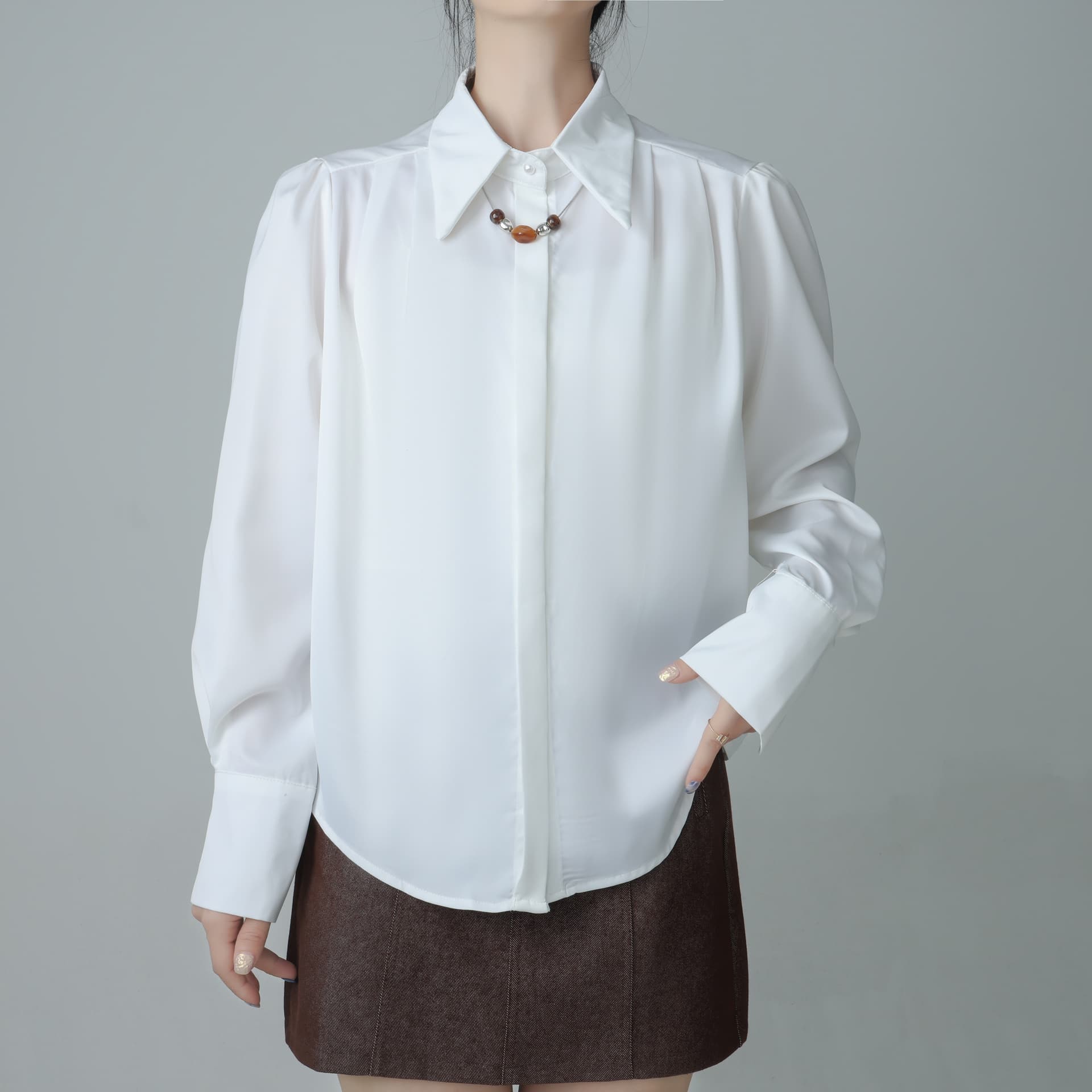 미니멀리즘 순수한 색상 시스템 펜던트 장식 폴로 칼라 거품 소매 스트레이트 루즈핏 셔츠 상세 이미지 7