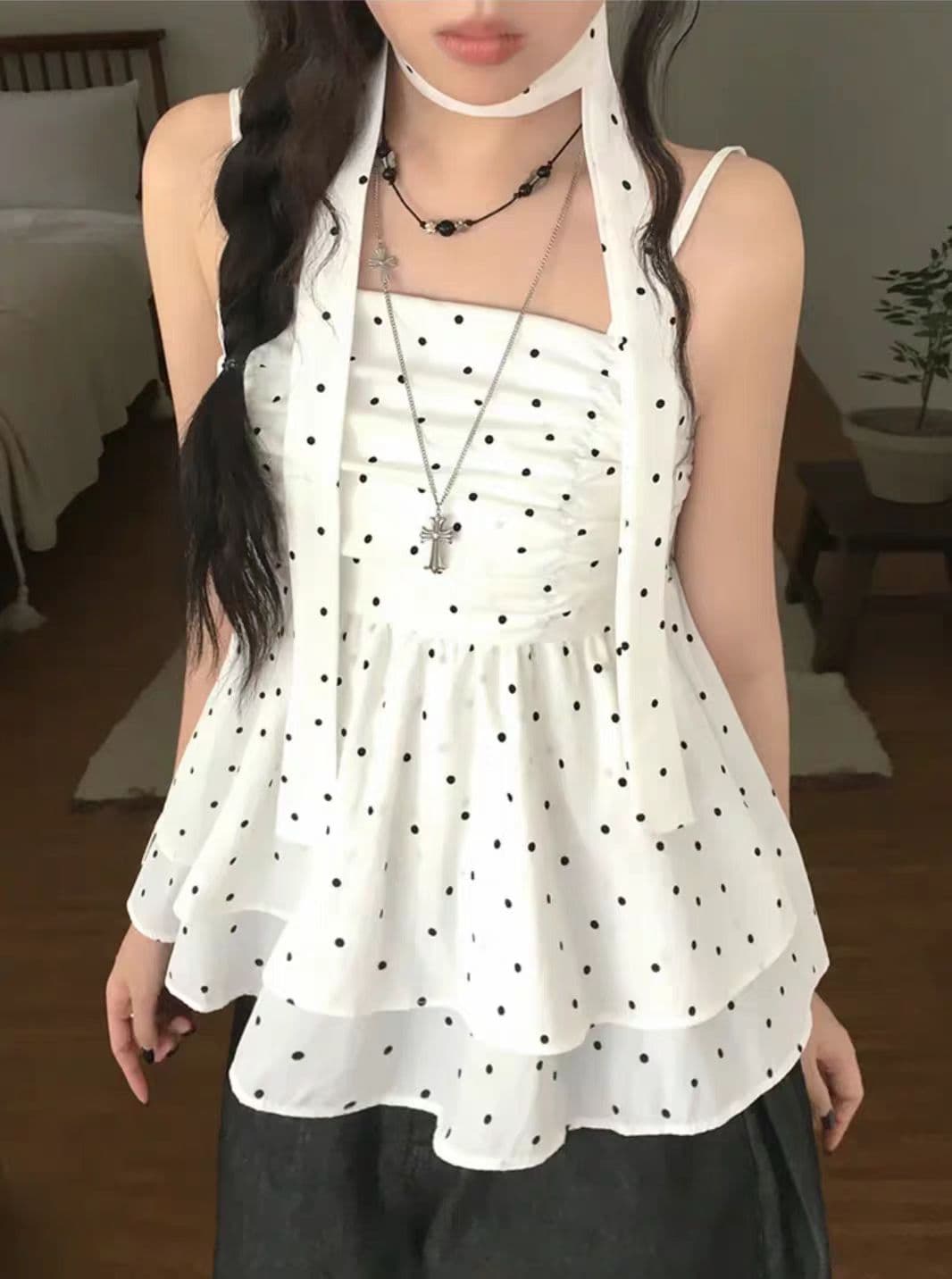 도트 무늬 프릴 민소매 맨위 행침 목 레이스업 루즈핏 캐미솔