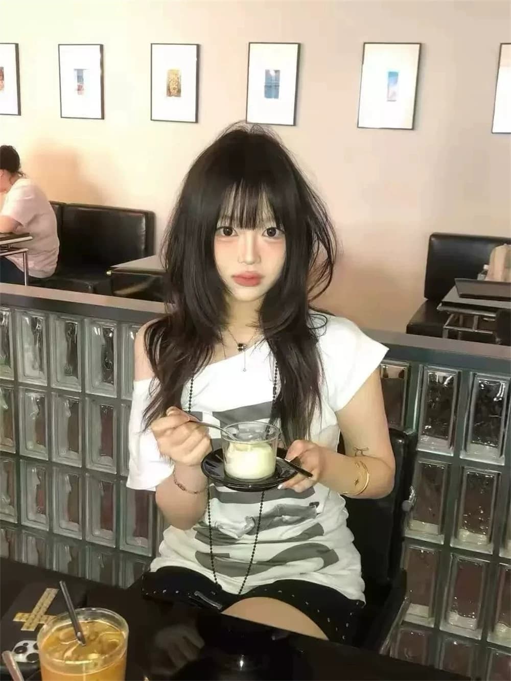 있음 선적 한 부서 핫걸 몸매 가꾸기 알파벳 낙서 프린트 중간 길이 비스듬한 어깨 반팔 티셔츠 맨위 여성 상세 이미지 2