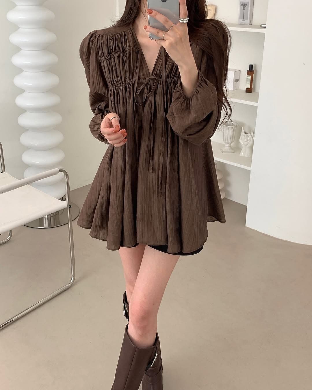 재고 있음 동대문 새로운 작은 대중 다용도 루즈핏 레이스업 V넥 주름 단색 거품 소매 셔츠 상세 이미지 5