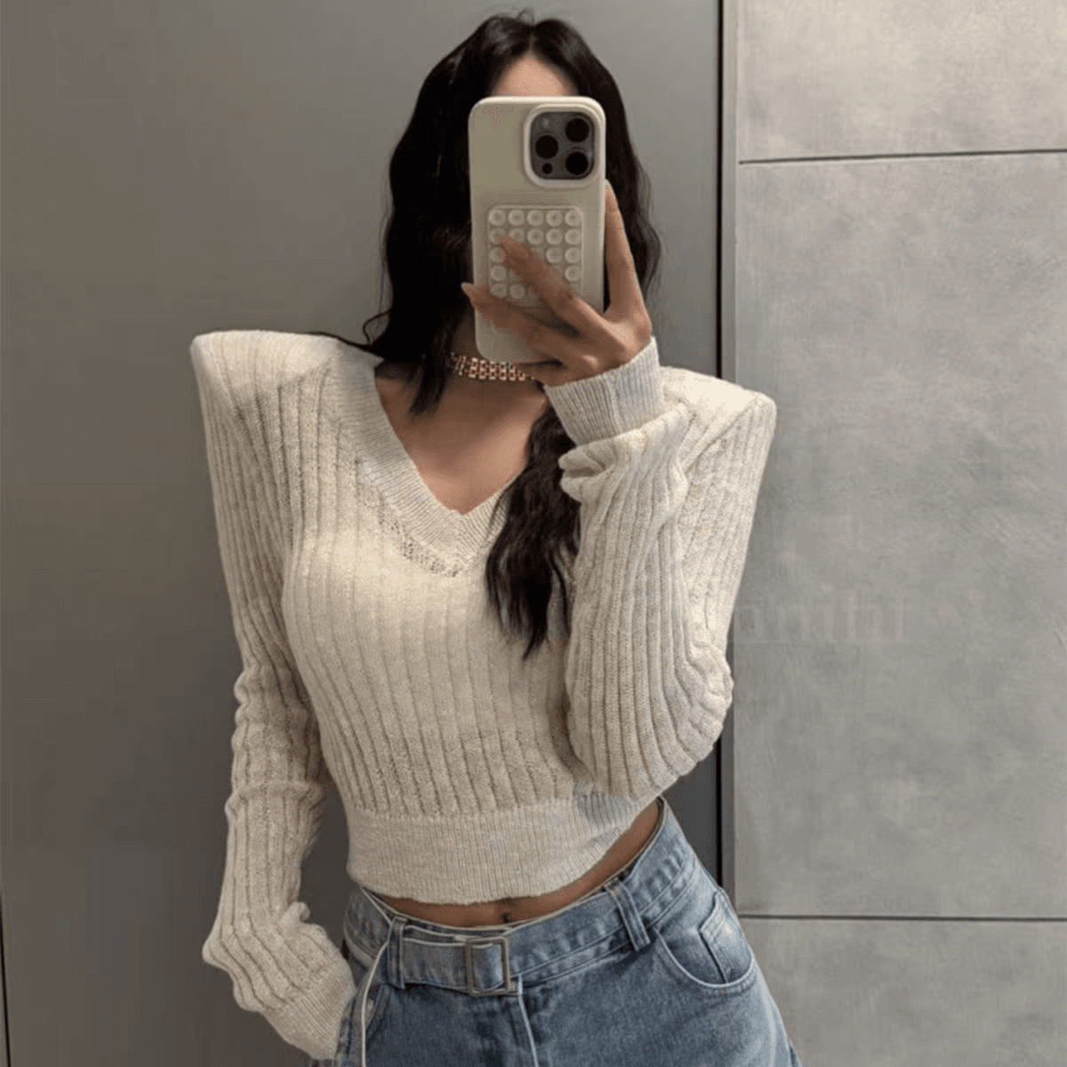 재고 있음 익스트림 제인 바람 V넥 다용도 긴팔 몸매 가꾸기 단색 V넥 어깨 패드 쇼트 스타일 풀오버 니트 스웨터 얇은 스타일 맨위 트렌디 상세 이미지 2