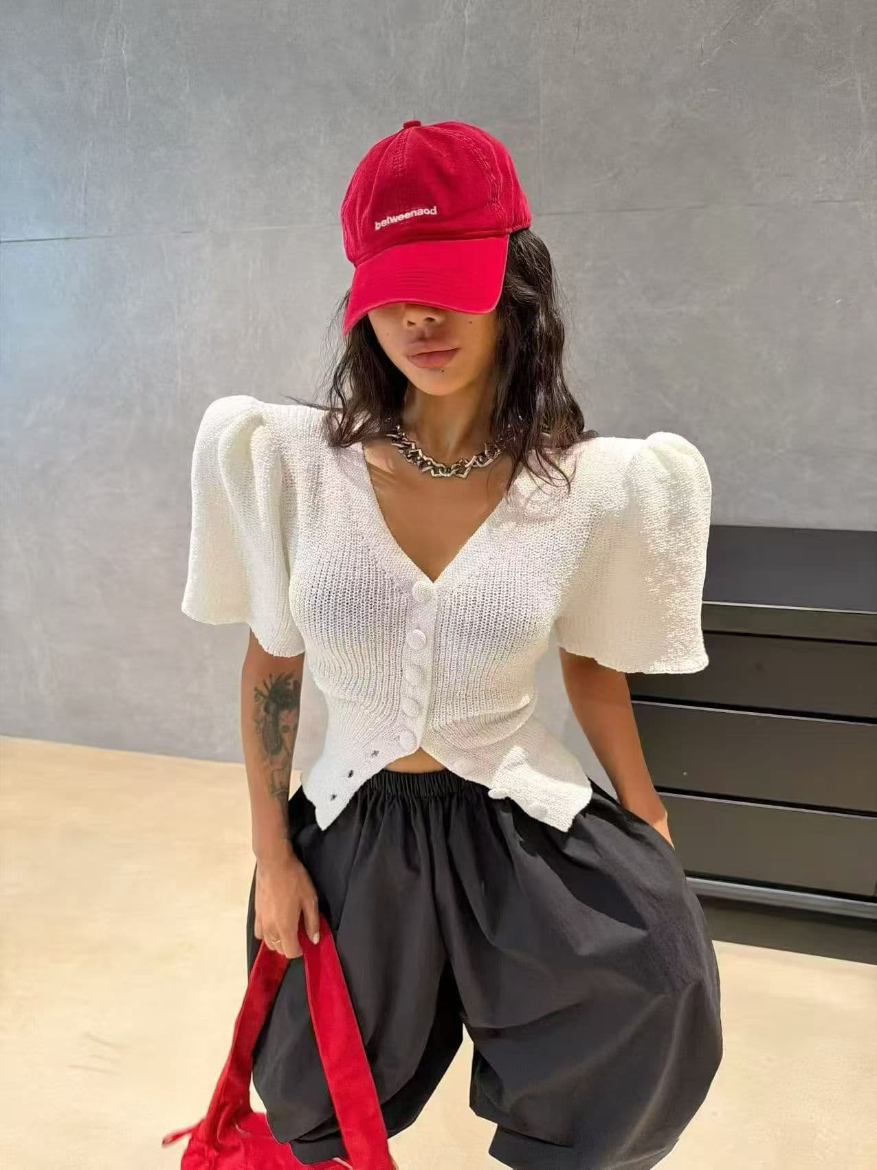 재고 있음 2026 여름 V넥 Chic 싱글 줄 버튼 허리 수축 거품 소매 니트 스웨터 단색 품격 외국 가스 맨위 여성