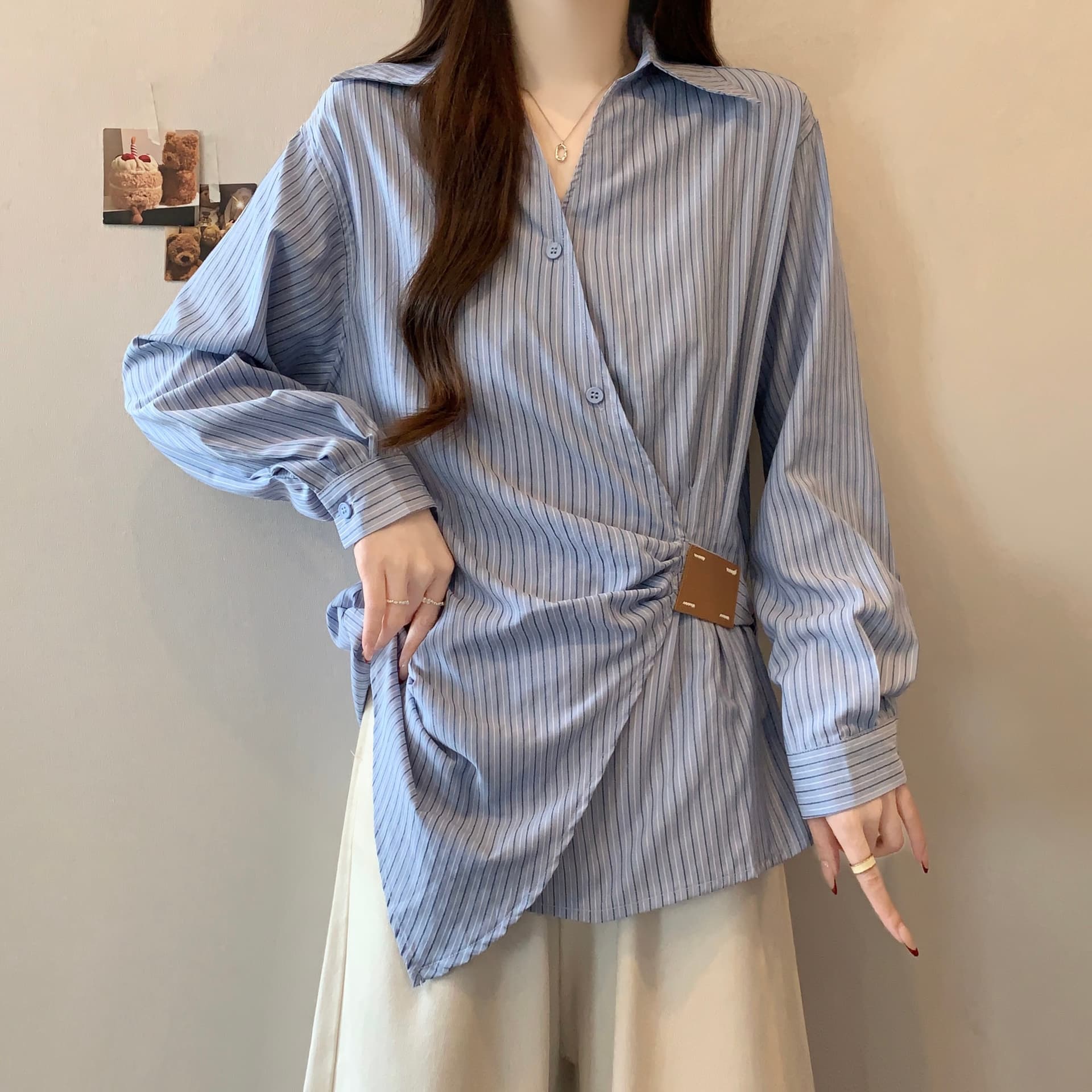 실사 빅 사이즈 여성 의류 이른 가을 새로운 불규칙 스트랩 허리 수축 스트라이프 셔츠 디자인 센스 V넥 긴팔 맨위 상세 이미지 3