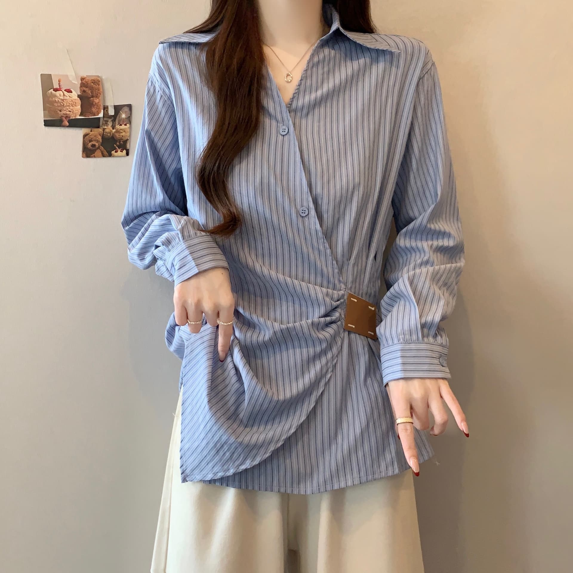 실사 빅 사이즈 여성 의류 이른 가을 새로운 불규칙 스트랩 허리 수축 스트라이프 셔츠 디자인 센스 V넥 긴팔 맨위 상세 이미지 5