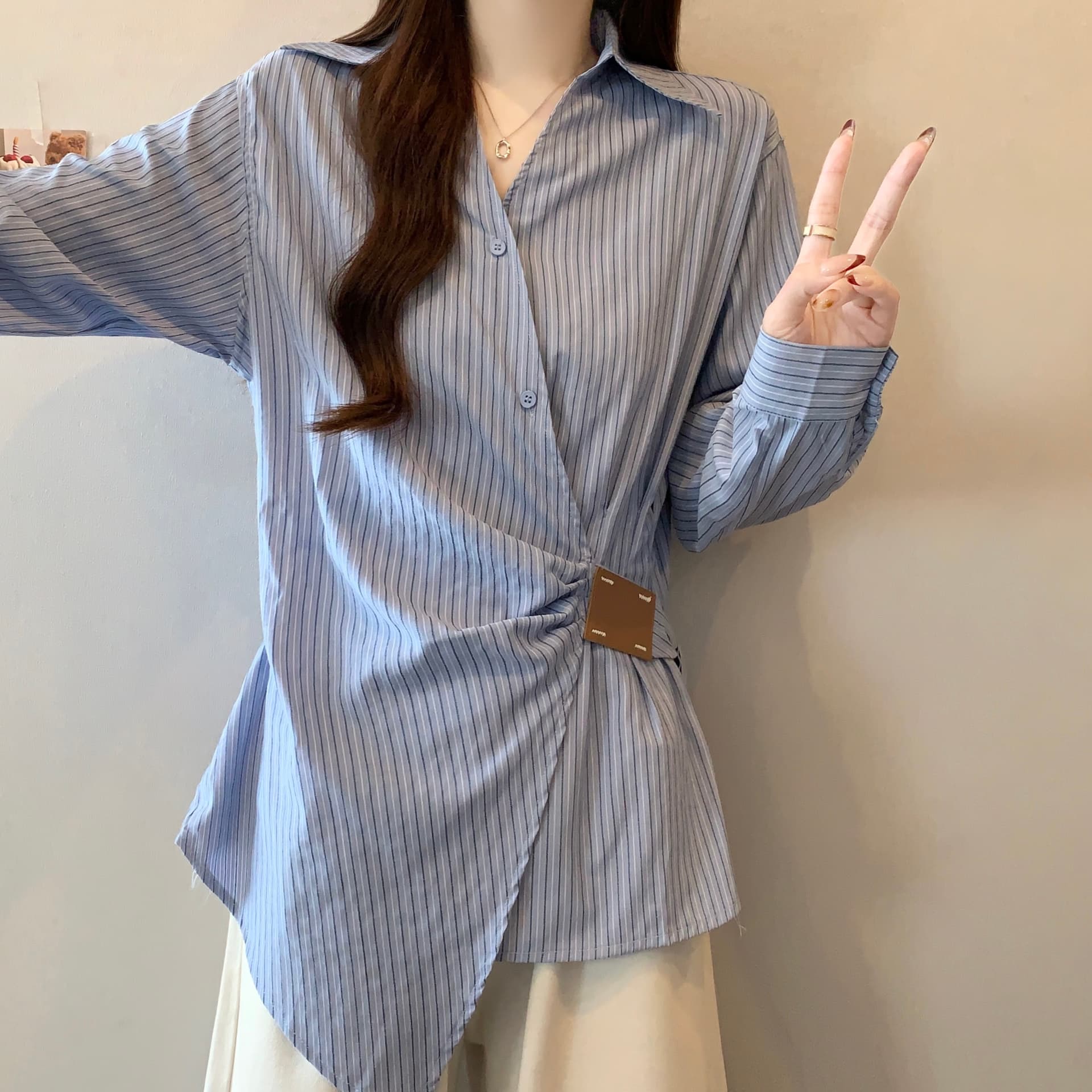 실사 빅 사이즈 여성 의류 이른 가을 새로운 불규칙 스트랩 허리 수축 스트라이프 셔츠 디자인 센스 V넥 긴팔 맨위 상세 이미지 6