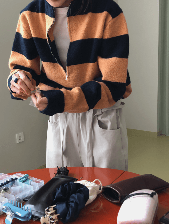 한 부서 새로운 느슨함 센스 와이드 스트라이프 반 개방 지퍼 니트 스웨터 부드러운 찹쌀 두꺼운 스탠드 칼라 배색 스웨터 여자 상세 이미지 48