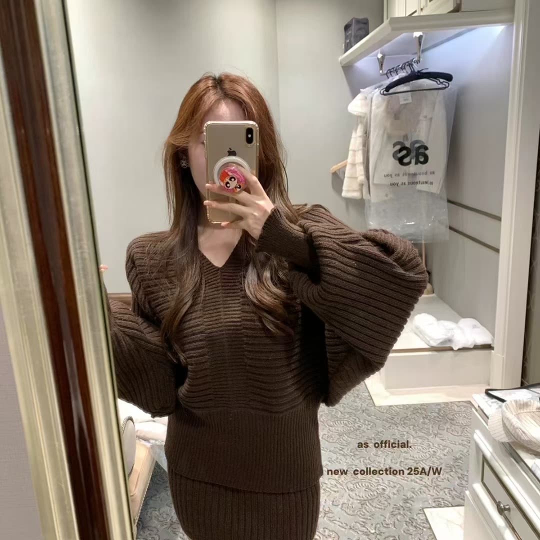 한 부서 품격 스웨터 세트 여성 겨울 고급 센스 V넥 오프숄더 니트 맨위 하이웨이스트 미니 스커트 투피스 세트 상세 이미지 4
