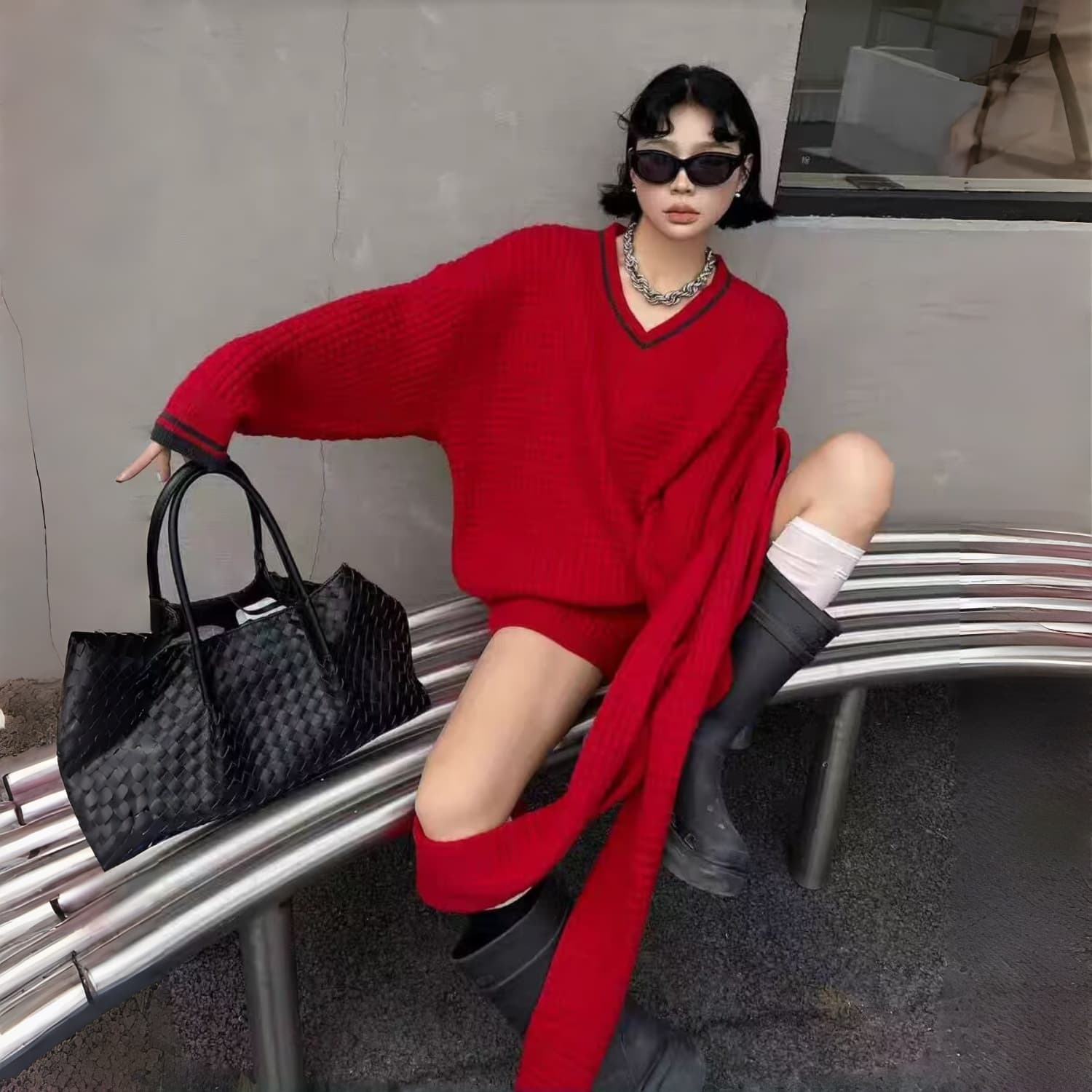 한 바람 느긋한 패션 V넥 스웨터 하이웨이스트 슬림해 보이는 반바지 두꺼운 스카프 니트 캐주얼 세 조각 세트 이미지 4