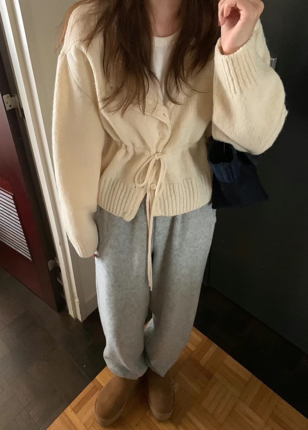 라운드 넥 레이스업 다용도 미니멀리즘 스웨터 이미지 3