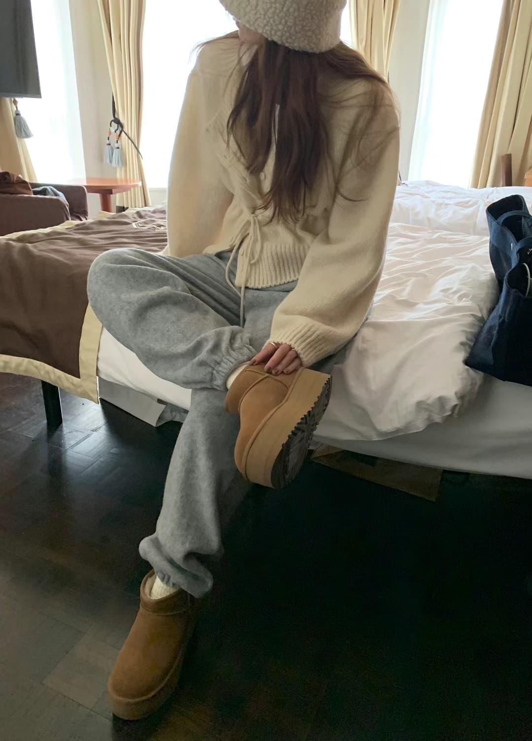 라운드 넥 레이스업 다용도 미니멀리즘 스웨터 상세 이미지 15