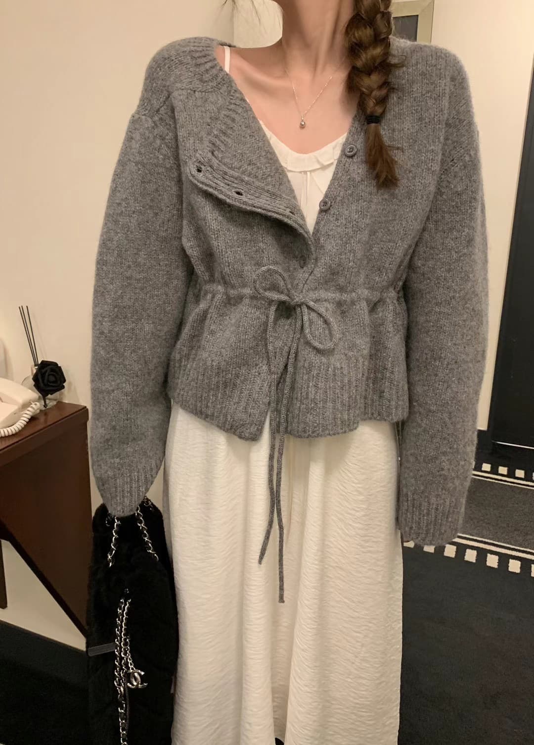 라운드 넥 레이스업 다용도 미니멀리즘 스웨터 상세 이미지 25