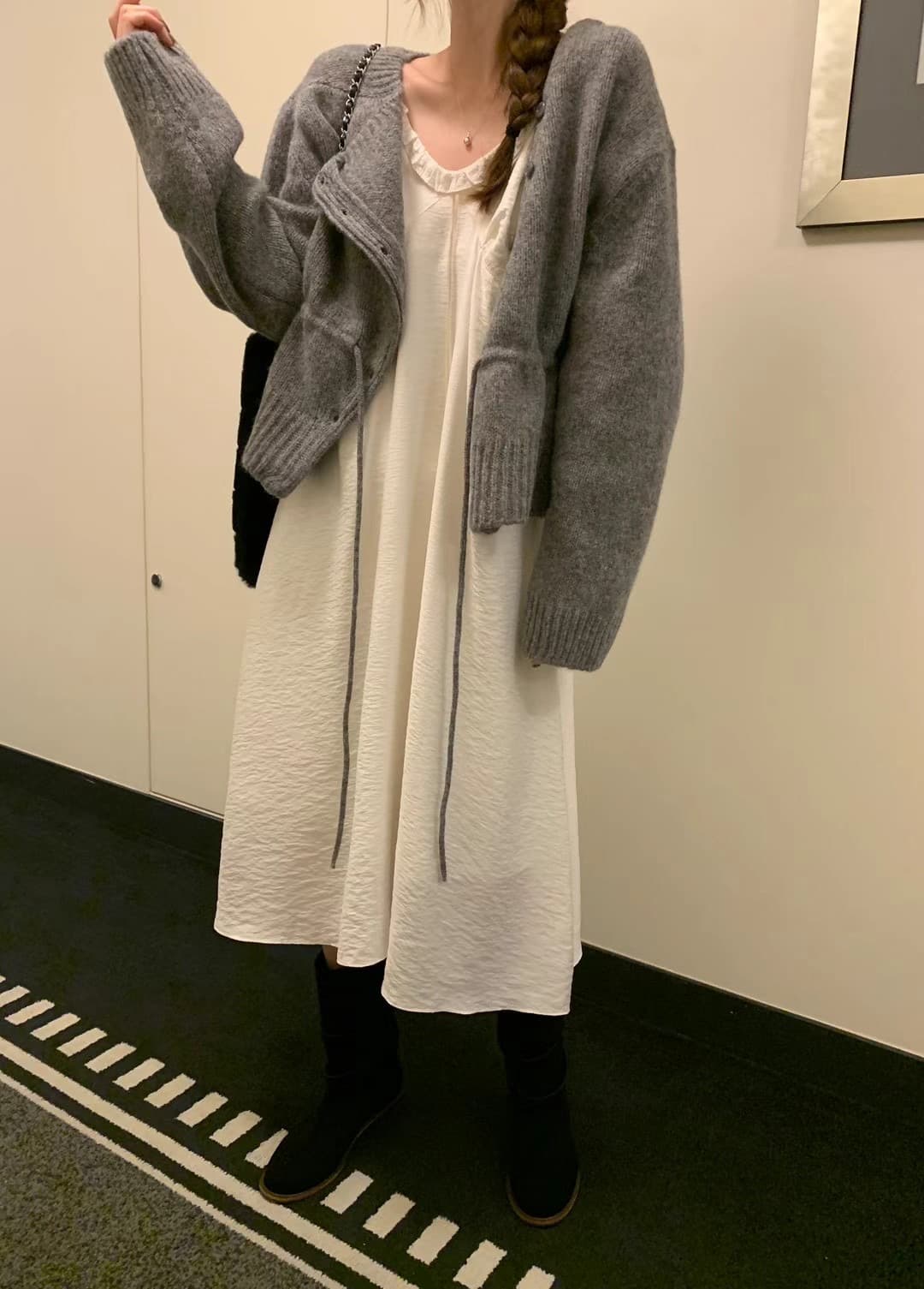 라운드 넥 레이스업 다용도 미니멀리즘 스웨터 상세 이미지 26