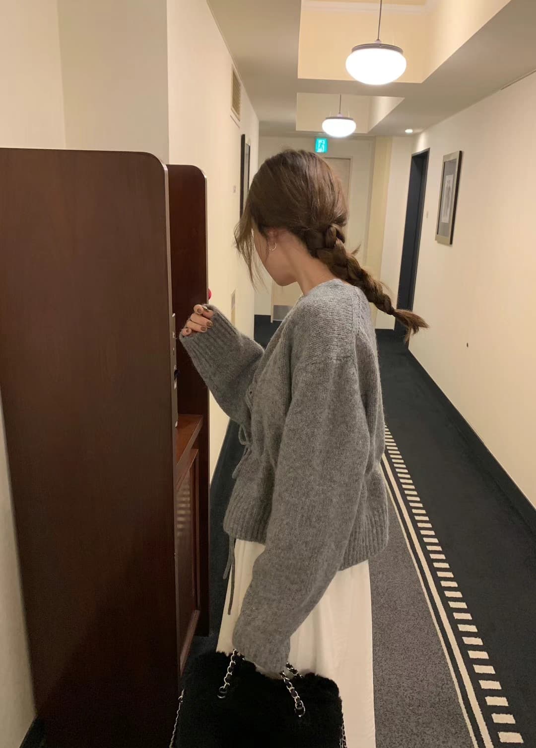 라운드 넥 레이스업 다용도 미니멀리즘 스웨터 상세 이미지 29
