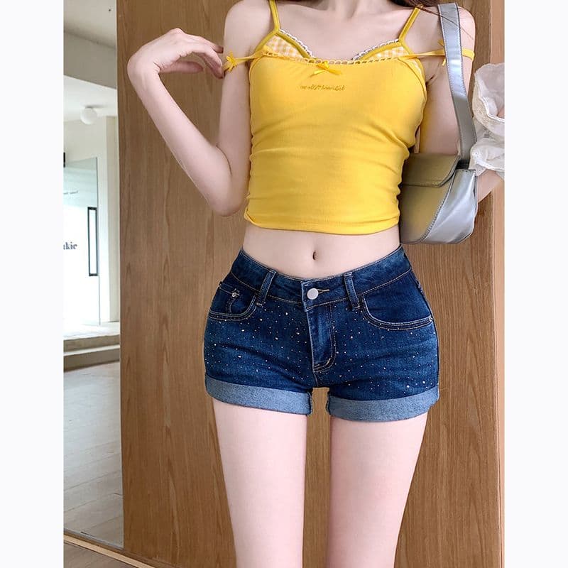 출퇴근 품격 폭발 뒤집다 측면 핫픽스 로우 웨이스트 볼륨 측면 데님 반바지 여성 봄 여름 새로운 타이트 스커트 데님 핫 바지 트렌디
