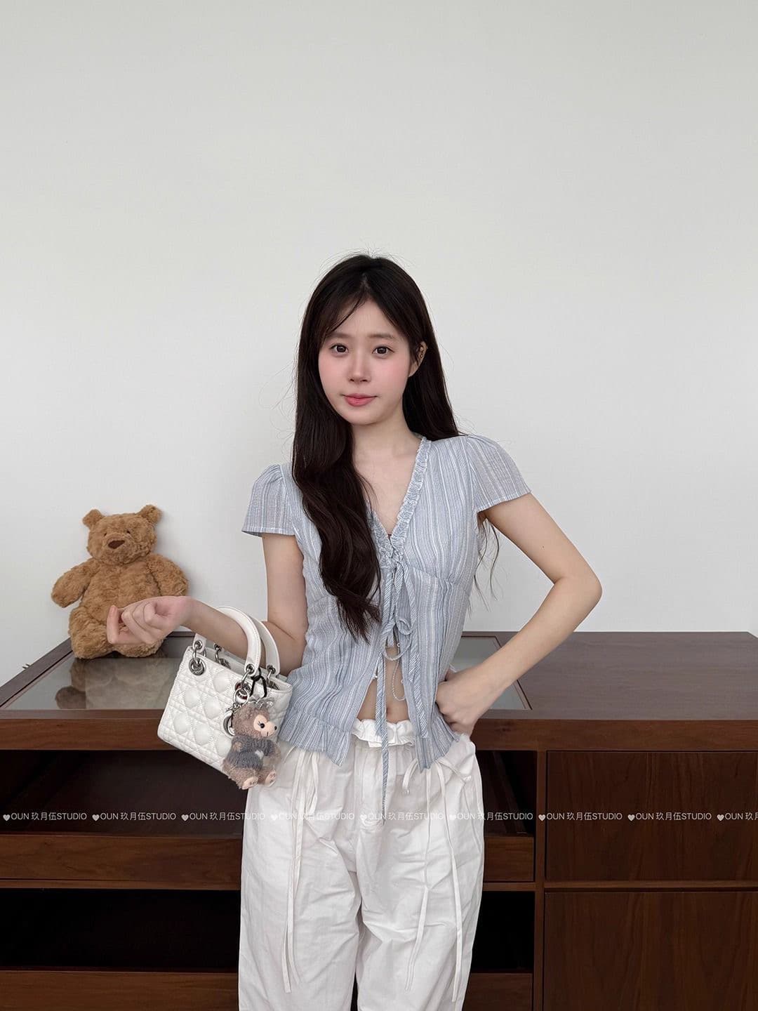 부드러운 바람 순수한 욕망 파란색 V넥 프릴 레이스업 반팔 티셔츠 여성 여름 한국 스타일 몸매 가꾸기 슬림해 보이는 핫걸 맨위 이미지 2