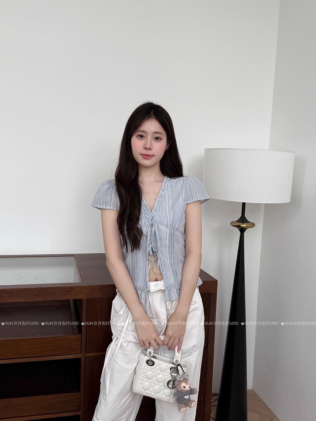 부드러운 바람 순수한 욕망 파란색 V넥 프릴 레이스업 반팔 티셔츠 여성 여름 한국 스타일 몸매 가꾸기 슬림해 보이는 핫걸 맨위 상세 이미지 3