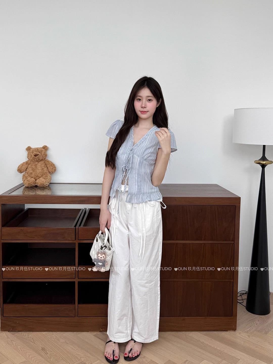 부드러운 바람 순수한 욕망 파란색 V넥 프릴 레이스업 반팔 티셔츠 여성 여름 한국 스타일 몸매 가꾸기 슬림해 보이는 핫걸 맨위 상세 이미지 4