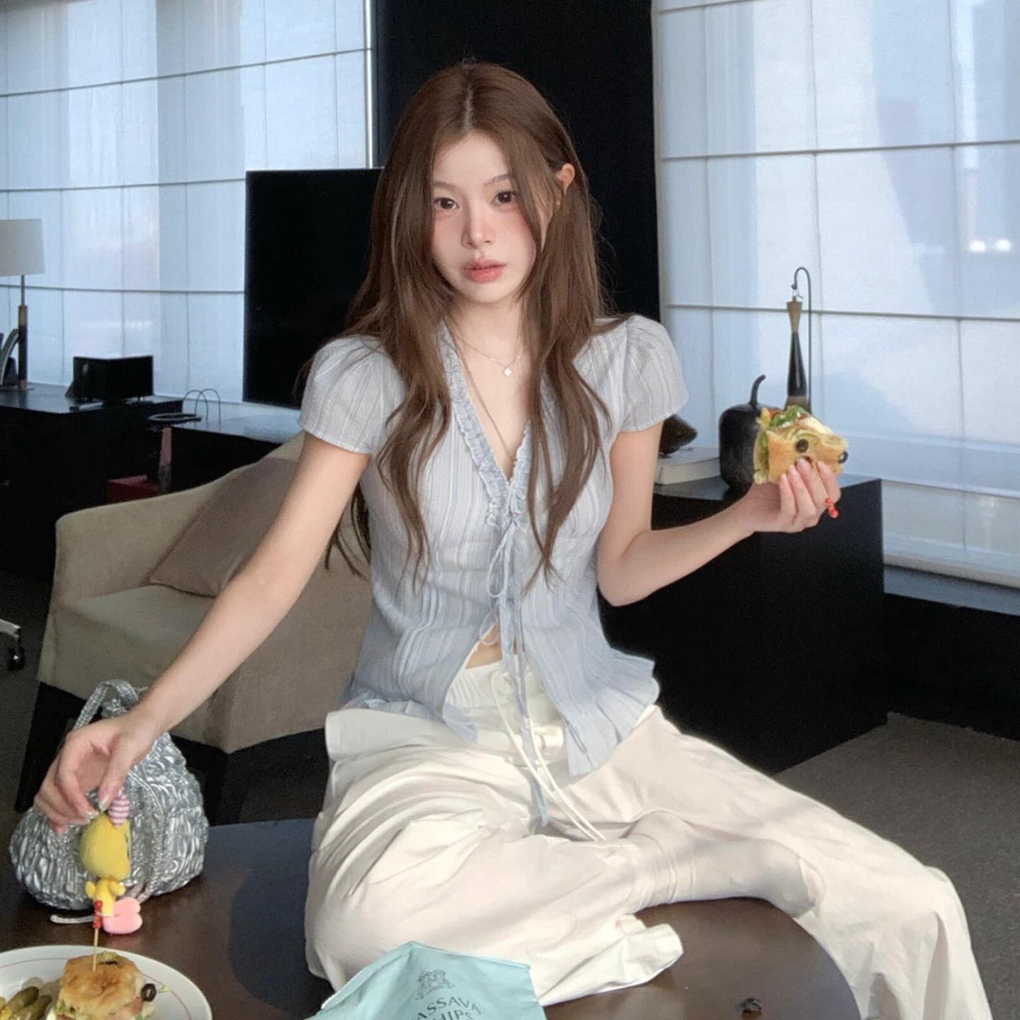 부드러운 바람 순수한 욕망 파란색 V넥 프릴 레이스업 반팔 티셔츠 여성 여름 한국 스타일 몸매 가꾸기 슬림해 보이는 핫걸 맨위 이미지 3