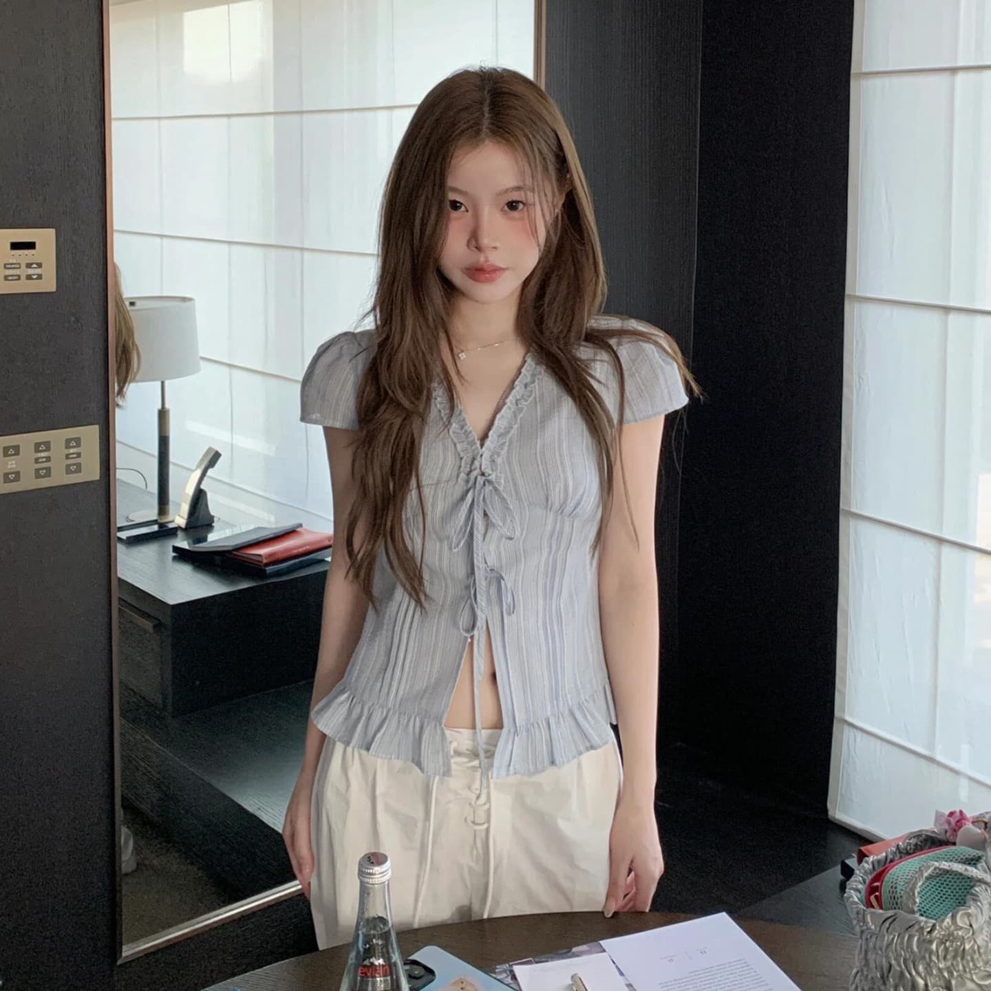 부드러운 바람 순수한 욕망 파란색 V넥 프릴 레이스업 반팔 티셔츠 여성 여름 한국 스타일 몸매 가꾸기 슬림해 보이는 핫걸 맨위 상세 이미지 1