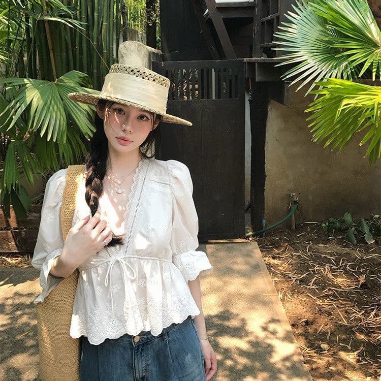 화이트 홀로우 아웃 자수 레이스 나팔 소매 V넥 맨위 여성 봄 여름 허리 수축 스트랩 중간 소매 셔츠 상세 이미지 1