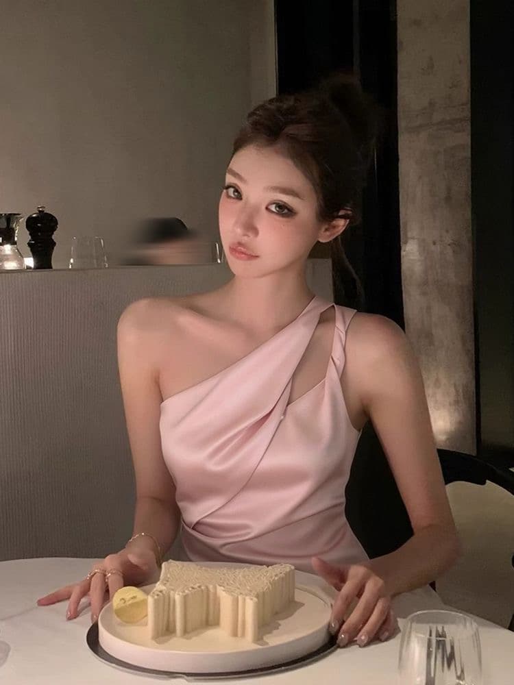 프랑스식 섹시함 핫걸 비스듬한 숄더백 허리 수축 민소매 여성 셔츠 2026 여름 새로운 디자인 몸매 가꾸기 연령 감소 맨위 이미지 3