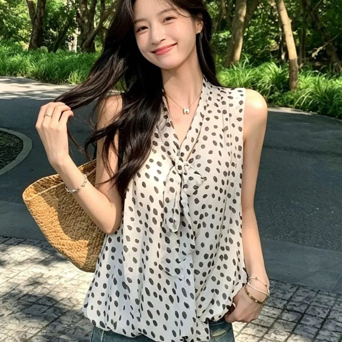 여성 여름 도트 무늬 쉬폰 블라우스 맨위 민소매 루즈핏 레이스업 품격 한국 스타일 작은 셔츠 작은 요정 2026 새로운 상세 이미지 3