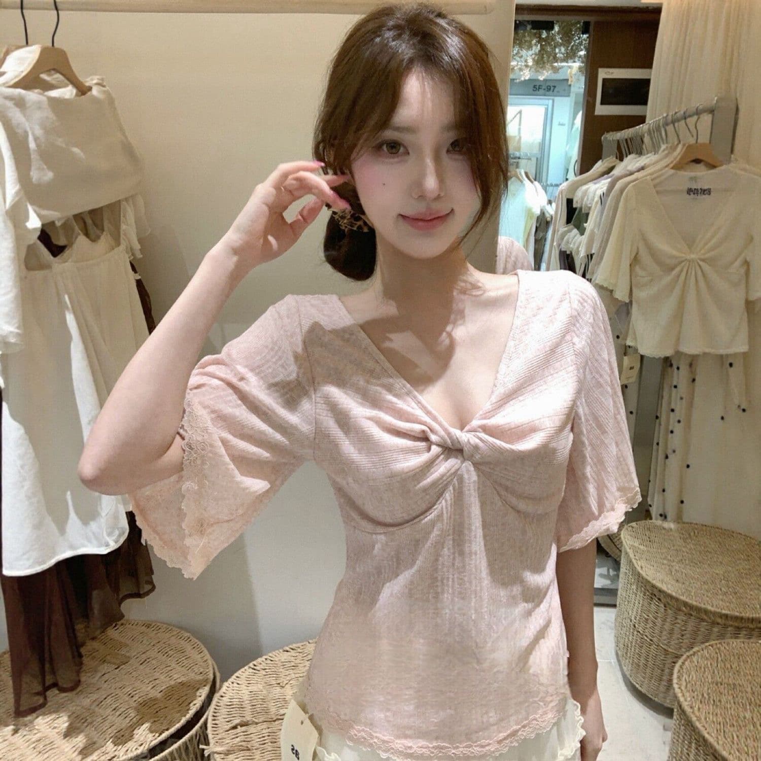 빅 사이즈 여성 의류 지방 mm 달콤함 비틀림 V넥 티셔츠 여성 여름 디자인 센스 레이스 레이스 몸매 가꾸기 슬림해 보이는 맨위 트렌디 이미지 2