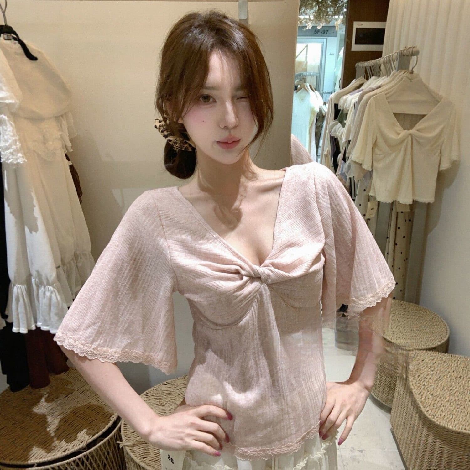 빅 사이즈 여성 의류 지방 mm 달콤함 비틀림 V넥 티셔츠 여성 여름 디자인 센스 레이스 레이스 몸매 가꾸기 슬림해 보이는 맨위 트렌디 상세 이미지 2