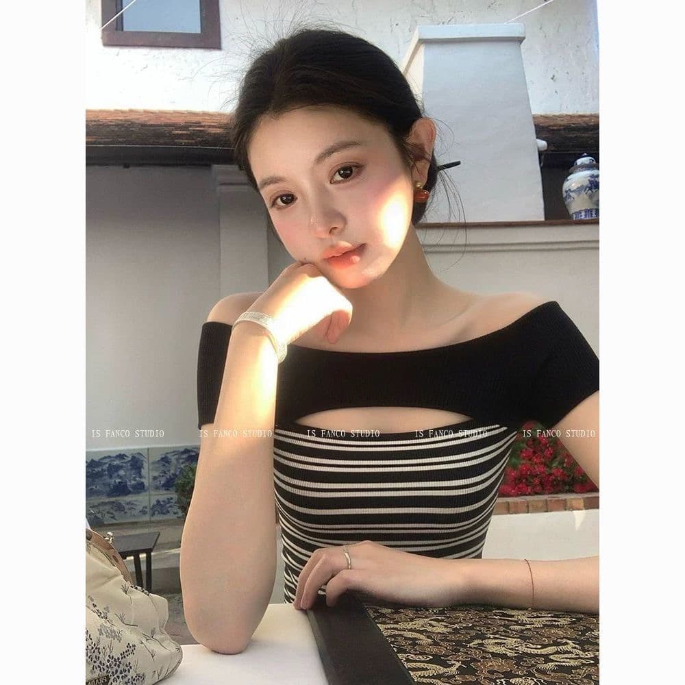 한 단어 검정색 스트라이프 맨위 2026 여름 새로운 홀로우 아웃 몸매 가꾸기 만나는 반팔 티셔츠 핫걸 디자인