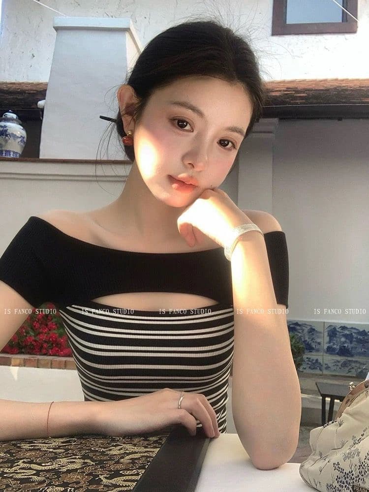 한 단어 검정색 스트라이프 맨위 2026 여름 새로운 홀로우 아웃 몸매 가꾸기 만나는 반팔 티셔츠 핫걸 디자인 이미지 2