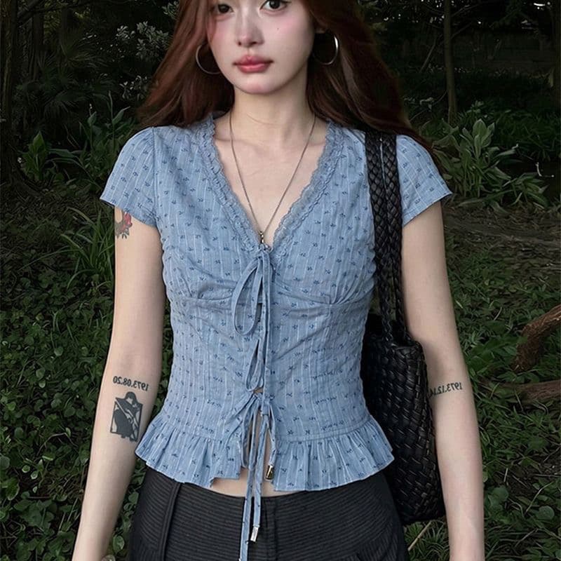 파란색 꽃무늬 프릴 V넥 펌프 로프 반팔 여성 셔츠 2026 여름 고급 허리 수축 몸매 가꾸기 쇼트 스타일 맨위 상세 이미지 5
