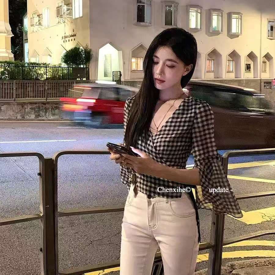 체크무늬 스트랩 맨위 여성 여름 순수한 욕망 몸매 가꾸기 레트로 십자가 V넥 이슬 쇄골 나팔 소매 맨위 이미지 2