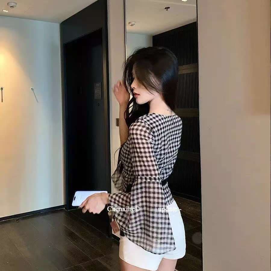 체크무늬 스트랩 맨위 여성 여름 순수한 욕망 몸매 가꾸기 레트로 십자가 V넥 이슬 쇄골 나팔 소매 맨위 이미지 3