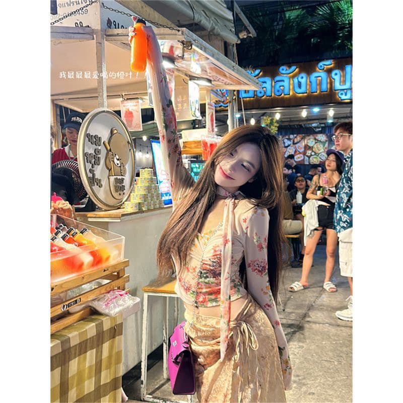 레트로 섹시함 핫걸 V넥 꽃무늬 긴팔 티셔츠 여성 여름 새로운 몸매 가꾸기 슬림해 보이는 작은 대중 패션 인사이드 잡아라. 의류 이미지 3