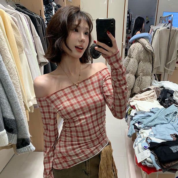 체크무늬 보트넥 티셔츠 여성 긴 소매 슬림해 보이는 작은 대중 주름 허리 수축 몸매 가꾸기 핫걸 바람이 아닙니다. 규칙 오프숄더 맨위 이미지 2